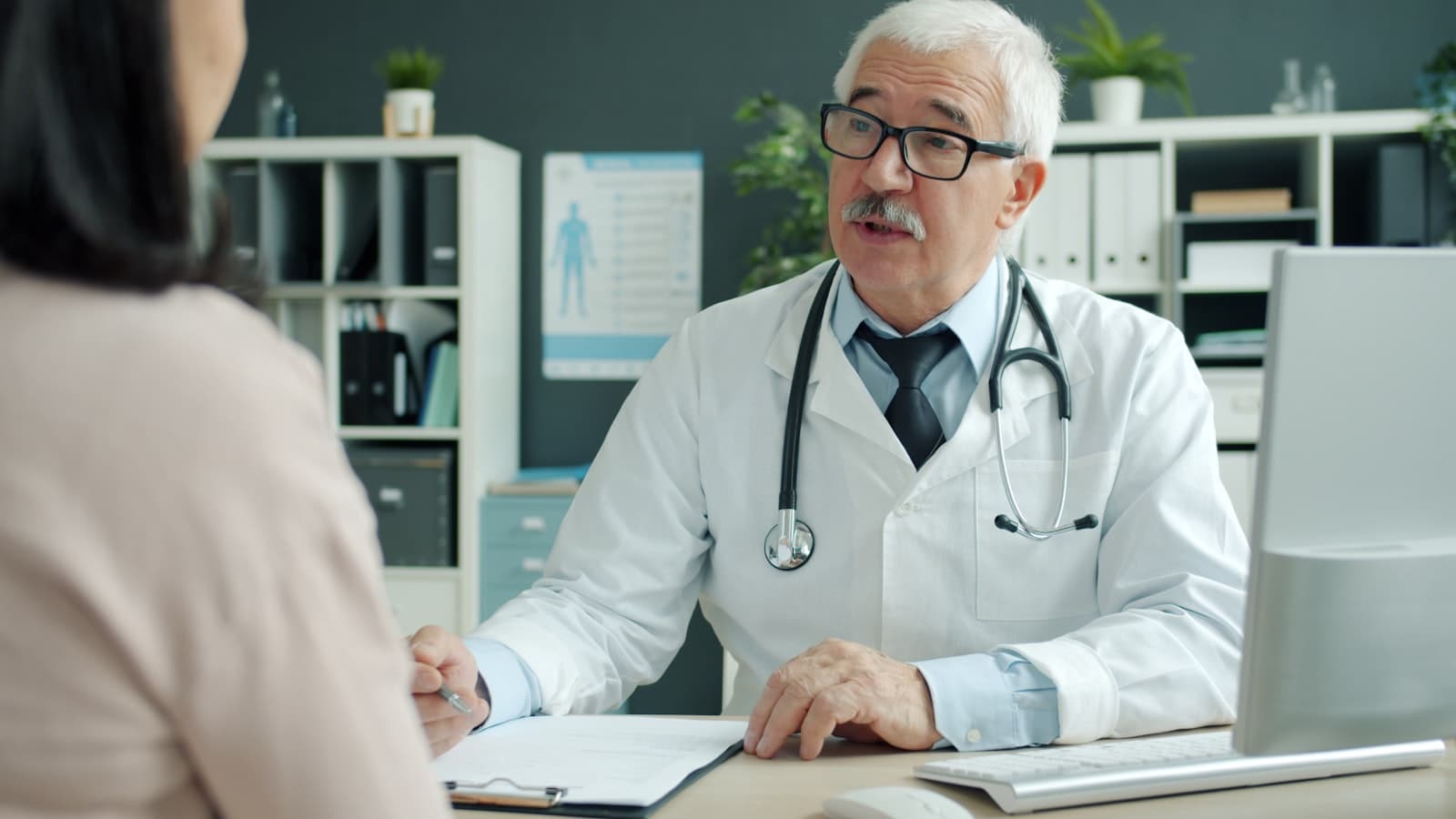 Ärztin im Gespräch mit einer Patientin – Wahlarzt-Kostenerstattung in Österreich