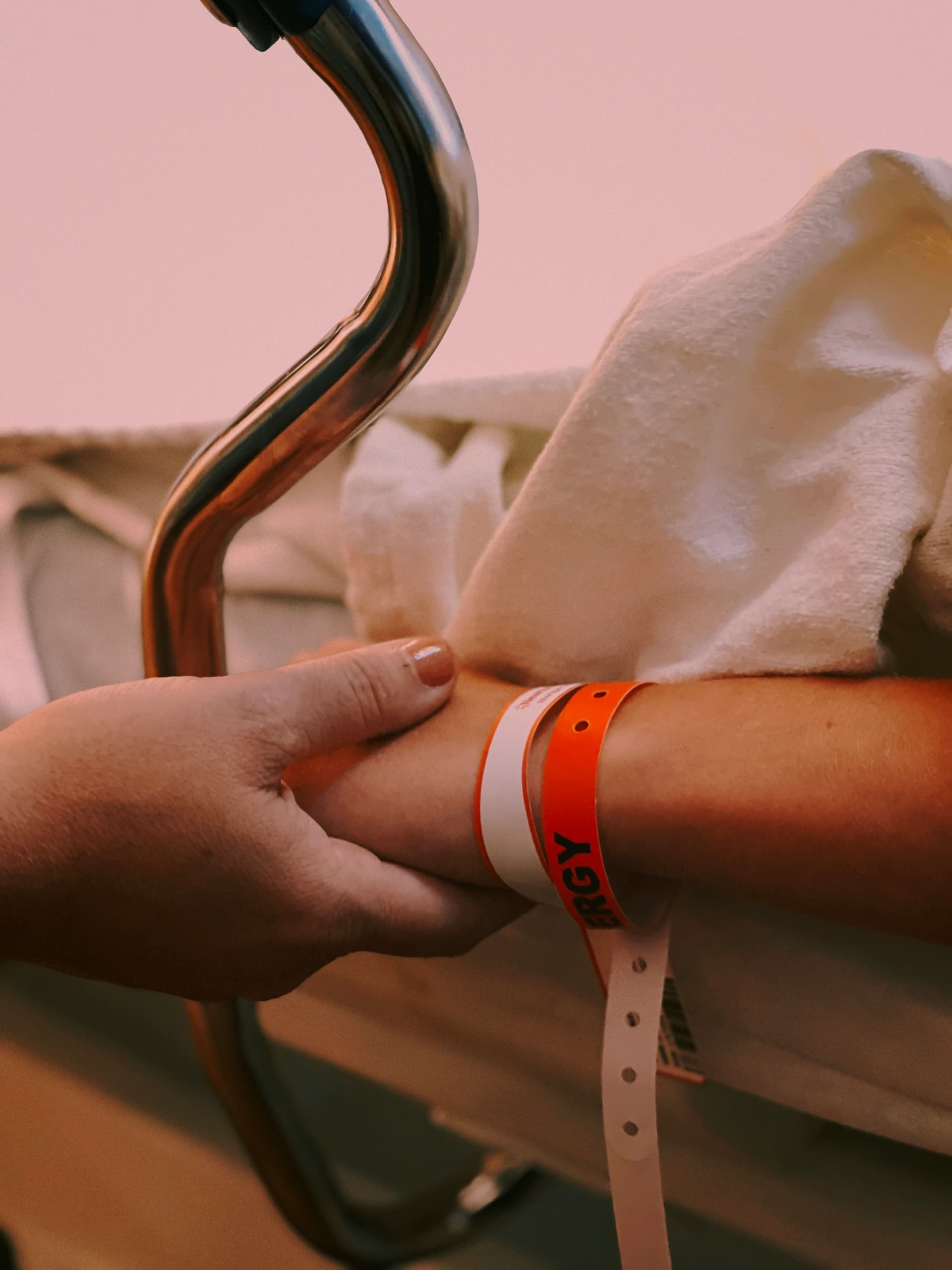 Hand wird am Krankenbett gehalten – Unterstützung bei IVF und Kinderwunsch in Österreich