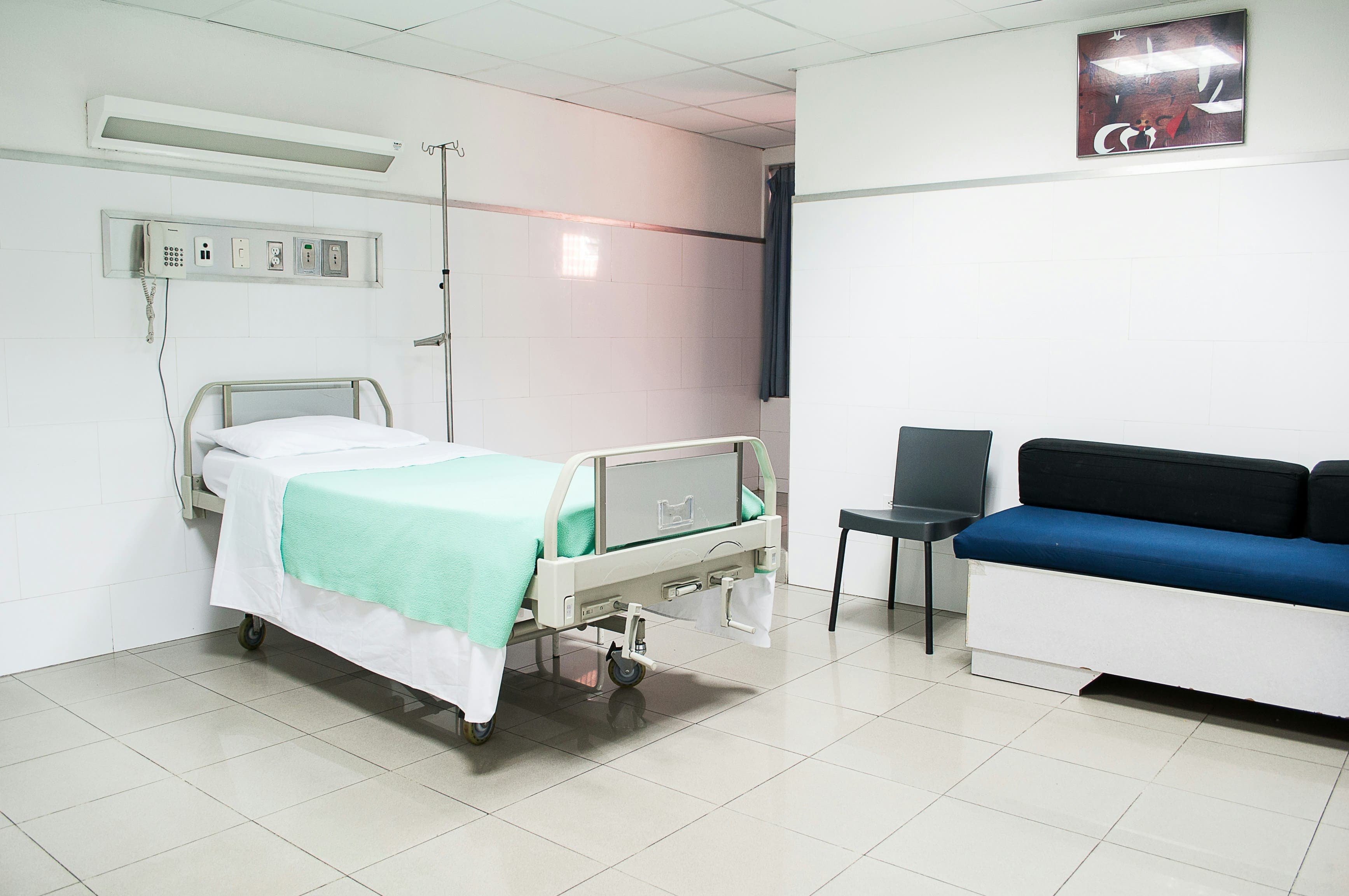 Krankenhauszimmer mit Bett und Begleitcouch – Sonderklasse und Mitaufnahme einer Begleitperson fürs Kind im Spital