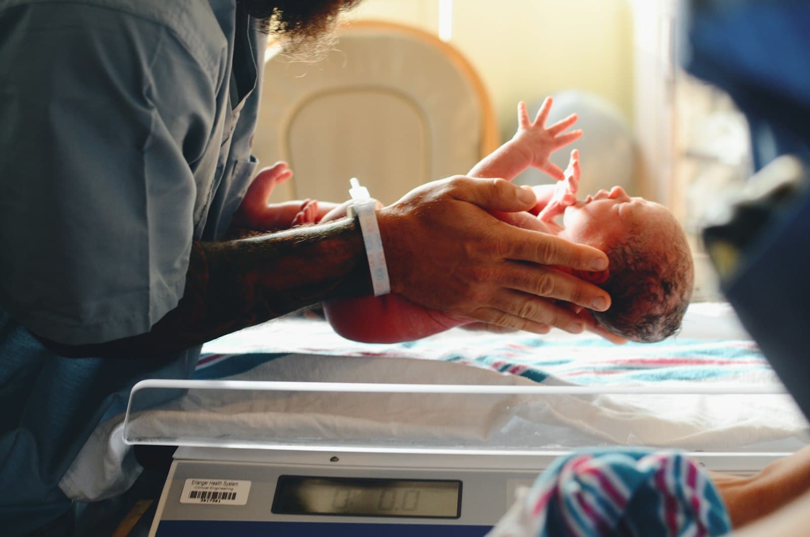 Neugeborenes wird im Spital auf der Babywaage gewogen