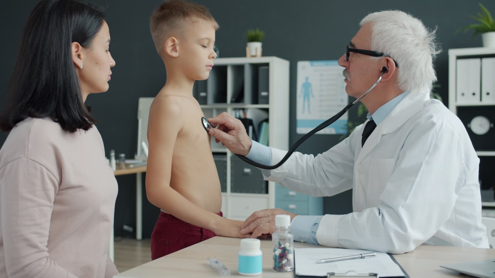 Kinderärztin untersucht ein Kind mit dem Stethoskop
